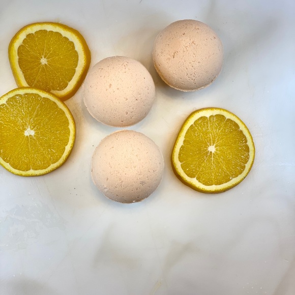 Handmade bath bomb // orange scent - Picture 3 of 4
